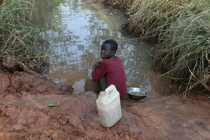 Một em nhỏ tị nạn đến từ Nam Sudan đang lấy nước từ một thung lũng ở Yumbe, Uganda, ngày 7/12/2016. (Nguồn ảnh: Al Jazeera)