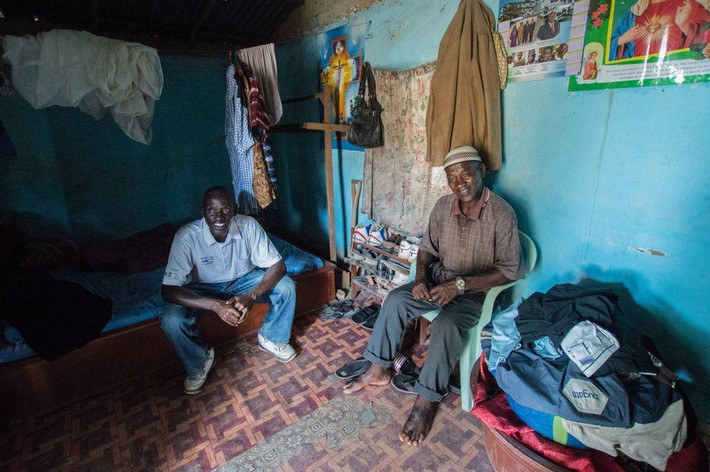 Cuộc nội chiến kéo dài nhiều năm trời đã khiến cuộc sống của người dân Sierra Leone bị ảnh hưởng. Nhà cửa bị tàn phá, người thân thiệt mạng... Điều duy nhất giúp nhiều thanh niên duy trì cuộc sống là cố gắng tìm kiếm những viên kim cương óng ánh nhưng ít ỏi.