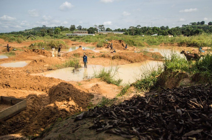 Sierra Leone nằm ở phía tây Châu Phi với địa hình chủ yếu là đồng cỏ và núi, một số đồng bằng ven biển có nhiều đầm lầy, ao hồ. Đây là nơi người dân tập trung khai thác kim cương ở Châu Phi. Do nhiều khó khăn, sản lượng kim cương của đất nước này giảm sút đáng kể trong những năm qua. 80% người dân Sierra Leone tham gia sản xuất nông nghiệp.