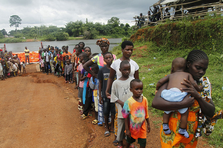 Những người tị nạn đến từ Liberia xếp hàng dài ở làng Prolo, Bờ Biển Ngà, ngày 20/5/2016.
