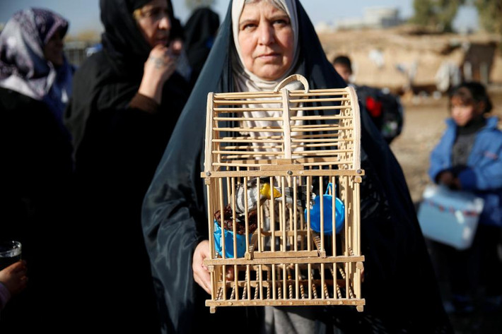 Một phụ nữ Iraq trên đường đi “lánh nạn”. (Nguồn ảnh: Reuters)