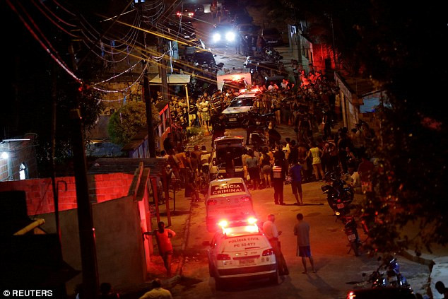Cảnh sát Brazil phong tỏa các con đường ở Manaus. Các nhà chức trách cho hay, có 12 kẻ tấn công và hơn 180 tù nhân đã trốn thoát. Ảnh: Reuters.