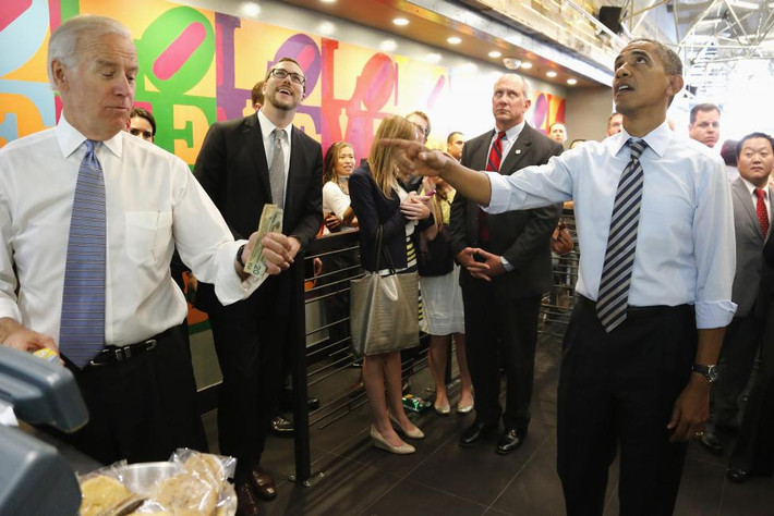 Tổng thống Obama và Phó Tổng thống Joe Biden tại một cửa hàng sandwich gần Nhà Trắng ngày 4/10/2013.