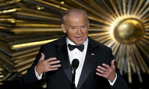 Ông Biden giới thiệu ca sĩ Lady Gaga lên sân khấu sau khi cam kết sẽ ngăn chặn nạn tấn công tình dục tại một sự kiện ở Hollywood, California, ngày 28/2/2016.