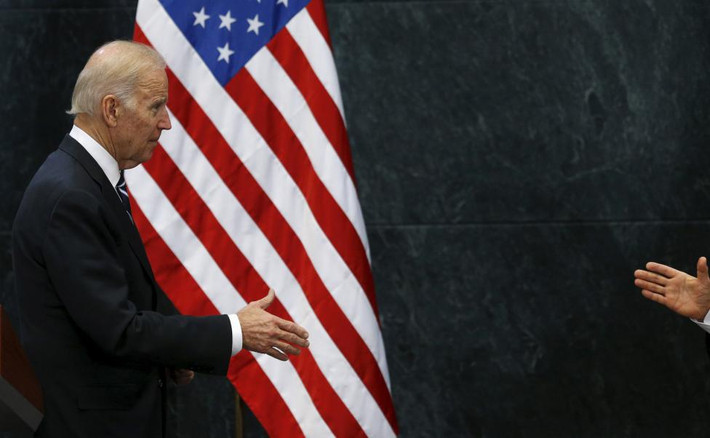 Phó Tổng thống Mỹ Joe Biden chuẩn bị bắt tay Tổng thống Mexico Enrique Pena Nieto sau khi họ có bài phát biểu tại Tư dinh tổng thống Los Pinos ở Mexico City, Mexico, ngày 25/2/2016.