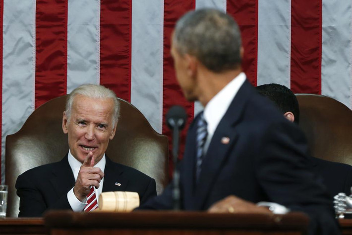 Tổng thống Obama ngoái đầu nhìn ông Biden trong lúc đọc Thông điệp Liên bang ở Washington ngày 12/1/2016.