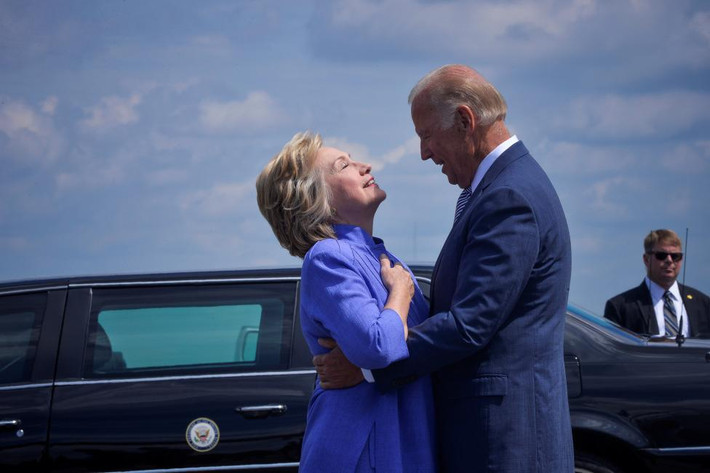 Phó Tổng thống Mỹ Joe Biden chào đón ứng viên tổng thống của Đảng Dân chủ Hillary Clinton khi bà tới tham gia một sự kiện tranh cử ở Scranton, Pennsylvania, ngày 15/8/216.