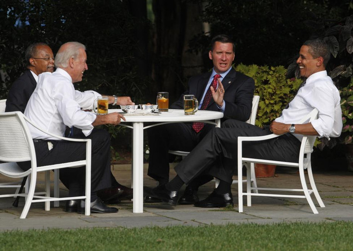 Tổng thống Obama ngồi uống bia cùng ông Joe Biden và học giả Louis Gates (áo đen, trái) và cảnh sát James Crowley (thứ hai từ phải sang) ở Vườn Hồng, Nhà Trắng, ngày 30/7/2009.