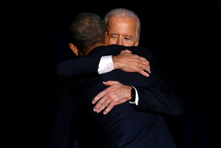 Phó Tổng thống Joe Biden ôm chầm lấy Tổng thống Mỹ sắp mãn nhiệm Barack Obama trên khán đài sau bài phát biểu chia tay của ông Obama tại thành phố Chicago, bang Illinois, ngày 10/1/2017.