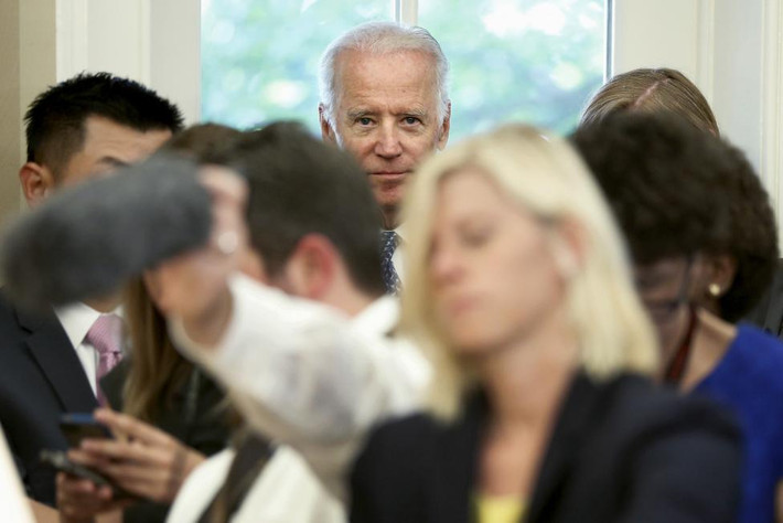 Ông Joe Biden đứng phía sau các phóng viên trong lúc Tổng thống Obama và Tổng thư ký Liên Hợp Quốc Ban Ki-moon phát biểu sau cuộc họp ở Phòng Bầu Dục tại Nhà Trắng ngày 4/8/2015.