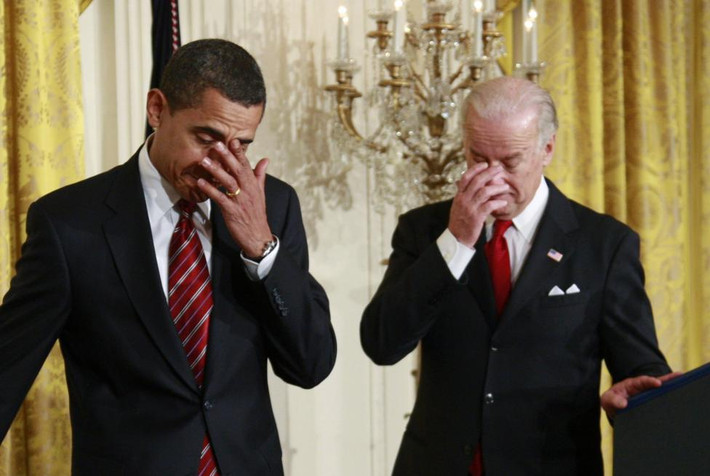 Tổng thống Mỹ Barack Obama và Phó Tổng thống Joe Biden trong bức ảnh được chụp trước khi ông Obama ký một mệnh lệnh hành pháp tại Phòng Đông của Nhà Trắng ngày 30/1/2009. (Nguồn ảnh: Reuters)