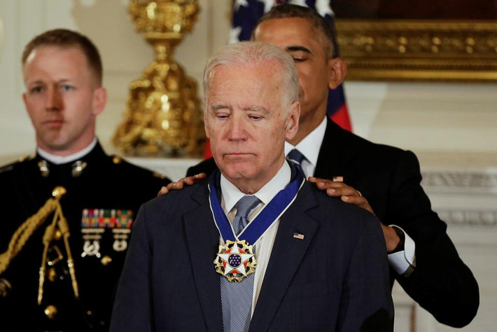 Tổng thống Mỹ Barack Obama đã trao tặng Huân chương Tự do cho Phó Tổng thống Joe Biden tại Nhà Trắng ngày 12/1/2017.