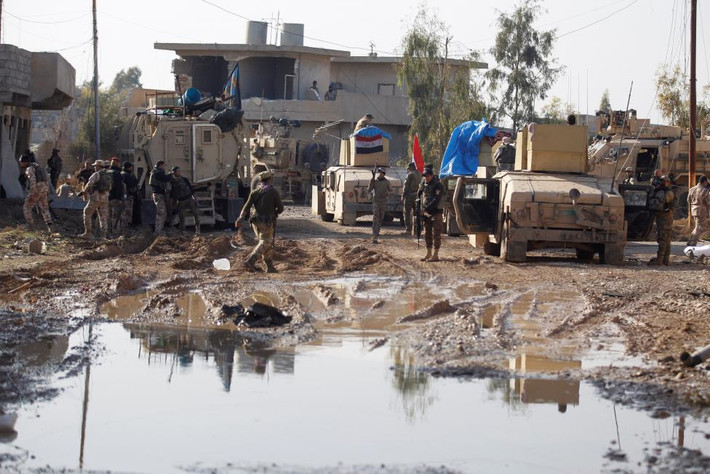 Các binh sĩ quân đội Iraq tập trung tại một căn cứ ở Mosul.