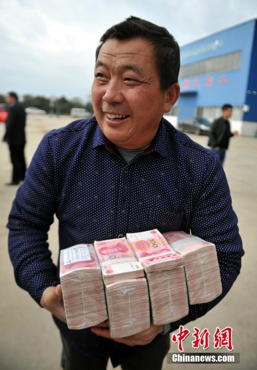 Nông dân ôm "núi" tiền thưởng Tết.