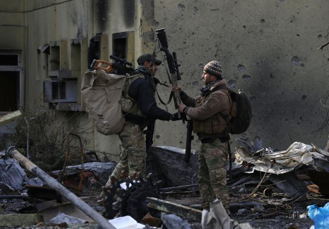Reuters đưa tin, kể từ khi mở chiến dịch giải phóng thành phố Mosul hồi tháng 10/2016, các lực lượng đặc nhiệm Iraq lần đầu tiên đã tiến vào bờ đông của sông Tigris. Ảnh: Binh sĩ Iraq mang vũ khí tại một bệnh viện bị tàn phá trong các cuộc giao tranh giữa lực lượng Iraq và phiến quân IS ở quận Wahda, Đông Mosul, ngày 8/1.