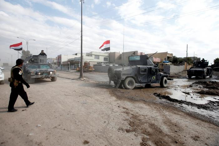 Xe quân sự của lực lượng an ninh Iraq tham gia chiến dịch giải phóng Mosul khỏi IS ở khu al-Zuhoor ngày 8/1.