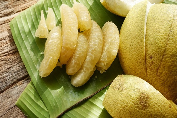 3. Quả bưởi: Trong thành phần dinh dưỡng của quả bưởi rất giàu crom, có thành phần tương tự như tác dụng hạ đường huyết của insulin, có thể điều chỉnh lượng đường trong máu và còn có tác dụng giảm cân.