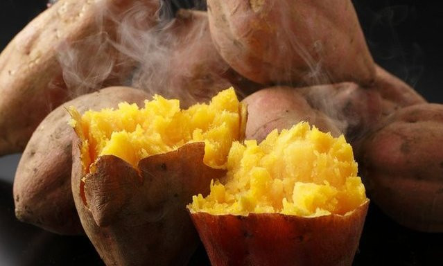 Khoai lang: Khoai lang là thực phẩm giàu vitamin A. Chỉ cần 1 củ khoai nướng trung bình cũng mang lại nhiều giá trị dinh dưỡng cho cơ thể. Không những thế, trong thành phần của khoai lang còn có vitamin C, kali, canxi và sắt.