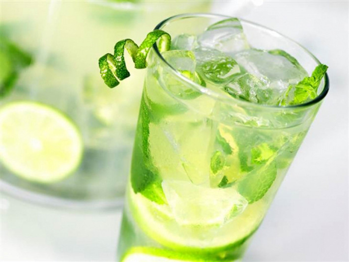 4. Pha nước chanh quá nóng hoặc quá lạnh: Nếu pha với nước quá lạnh khi uống có thể gây sốc cho cơ thể. Ngược lại, nếu pha với nước quá nóng có thể làm các enzym có lợi trong chanh bị phá vỡ, làm mất hiệu quả khi uống. Cách tốt nhất, bạn nên pha chanh với nước ấm vừa đủ. Điều này sẽ có tác dụng giảm mỡ, không ảnh hưởng đến dạ dày.