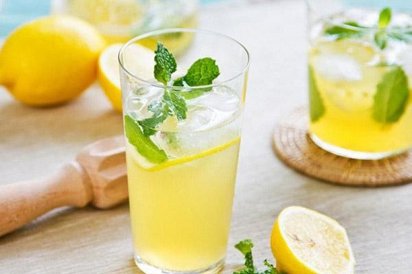 Nước chanh là một loại nước giải khát quen thuộc đối với mọi người. Uống nước chanh có rất nhiều công dụng như tăng khả năng miễn dịch của cơ thể, hỗ trợ tiêu hóa, giúp giảm cân, chống trầm cảm, giúp da sáng đẹp hơn…