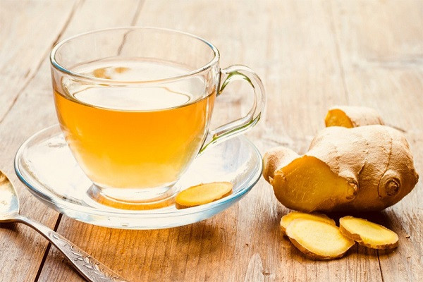 Trà gừng là loại đồ uống phổ biến được nhiều người sử dụng vì đặc tính chữa bệnh. Trà gừng giúp giảm viêm, dịu cơn đau họng, đỡ buồn nôn, đồng thời chứa ít calo. Ảnh minh họa: Nutritionforce.