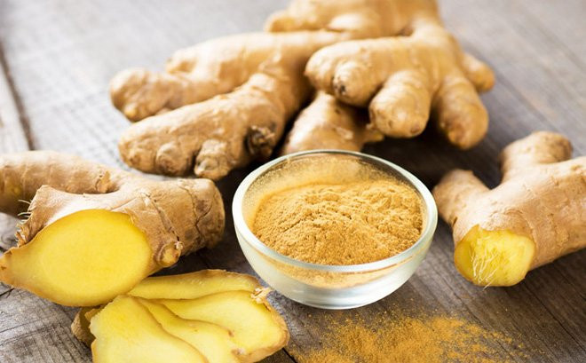 Gừng: Nhờ có đặc tính chống viêm nên gừng giúp làm sạch phổi. Bạn có thể thêm gừng vào các món ăn, pha trà gừng hoặc khi nấu nước bạn cho vài lát gừng vào. Sử dụng gừng sẽ giúp lọc bỏ nhiều độc tố ra khỏi đường hô hấp.