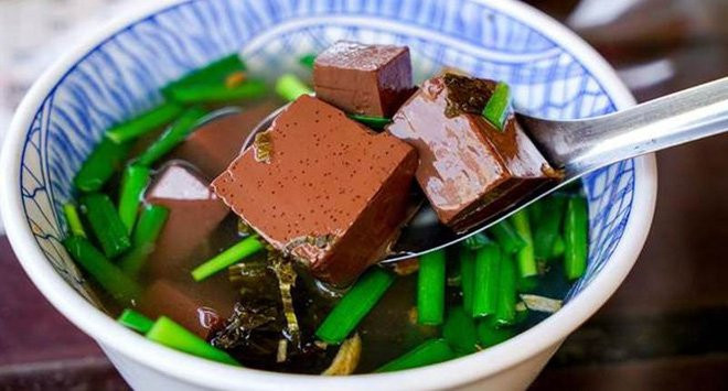 Tiết lợn: Đây là thực phẩm giàu sắt và protein, giúp thanh lọc, đào thải nhiều độc tố, cặn bã tích tụ lại trong các cơ quan nội tạng như ruột, phổi,… Không chỉ tốt cho phổi, tiết lợi còn có lợi cho nhiều cơ quan khác.