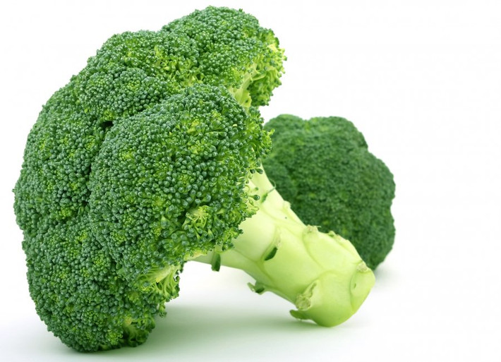Rau súp lơ: Thành phần của súp lơ chứa nhiều vitamin C, folate, carotenoids, phytochemical,… Bên cạnh đó, trong súp lơ còn có một hợp chất hoạt tính gọi là L-sulforaphane có tác dụng giúp tế bào phổi chuyển dần sang gen chống viêm nhiễm để ngăn ngừa các bệnh lý hô hấp có thể xảy ra.