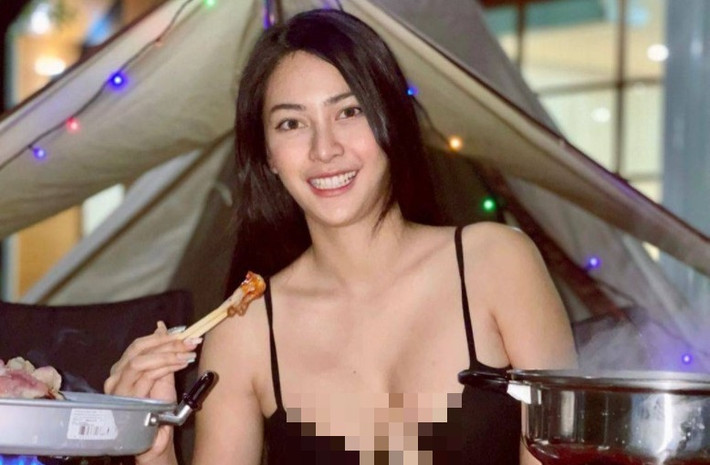 Kiểu đồ này được người đẹp Thái Lan mặc khi đi chơi, ăn uống. Dáng áo mong manh được nối kết bằng khuy ở giữa đầy gợi cảm. Thiết kế này đã và đang làm xiêu lòng phái đẹp. Từ các cửa hàng thời trang bình dân đến những thương hiệu đắt đỏ cũng cho ra mắt dáng áo này. Nó có thể được may bằng len tăm, vải co giãn,... và nhiều chất liệu khác để các cô gái thoải mái lựa chọn món đồ phù hợp nhất với bản thân.