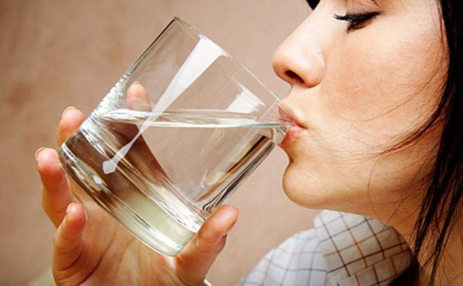 - Khoảng 8-9 giờ sáng: Bổ sung nước giúp giảm căng thẳng, mệt mỏi và hạn chế cơn đói. - Sau mỗi lần đi vệ sinh: Bổ sung ngay lượng nước cơ thể vừa mất đi.