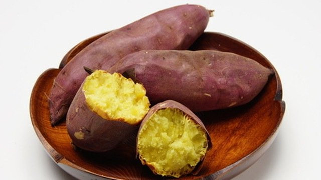 Kéo dài thuổi thọ: Khoai lang chứa nhiều chất chống oxy hóa, vitamin A, vitamin C, chất xơ, kali, mangan giúp tăng cường sức khỏe, kéo dài tuổi thọ. Người dân sống ở thành phố Okinawa của Nhật Bản, nổi tiếng có tuổi thọ cao nhất thế giới cũng có thói quen ăn khoai lang mỗi ngày. Ngay từ hôm nay, bạn cũng nên tập cho mình thói quen ăn khoai lang này nhé.
