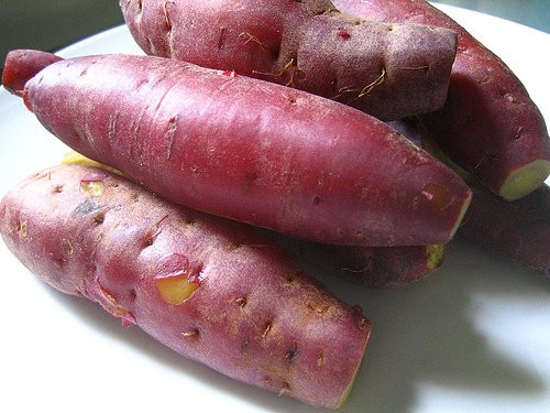 Không những thế, nghiên cứu được công bố trên tạp chí Dược phẩm và Sinh học Châu Âu còn cho thấy beta-carotene trong khoai lang giúp năng ngừa tổn thương tế bào, giảm lão hóa sớm và phòng ngừa các bệnh về da.