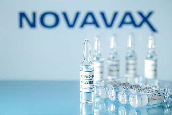 Hôm 27/11, Novavax thông báo đã bắt đầu nghiên cứu về phiên bản vắc xin COVID-19 mới nhắm đến biến chủng Omicron và nhiều khả năng sẵn sàng thử nghiệm cũng như sản xuất vắc xin này trong vài tuần tới. "Công tác nghiên cứu sẽ mất một vài tuần", phát ngôn viên của công ty tuyên bố. Ảnh: GAVI.
