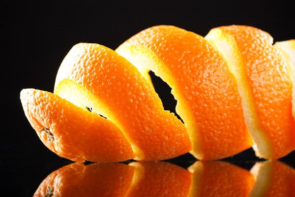 1. Cam: Theo Boldsky, vỏ cam giàu chất xơ (pectin) và các hợp chất phenolic như flavonoid, flavonol, axit phenolic và flavon glycosyl hóa. Chúng có những đặc tính khác nhau như chống oxy hóa, chống viêm, ngăn ngừa tiểu đường, hạ lipid máu, chống ung thư, ngăn chứng xơ vữa động mạch,...(Nguồn ảnh: Boldsky)