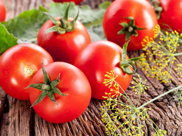 6. Cà chua: Vỏ quả cà chua chứa nhiều carotenoid, phenol và axit béo. Các hợp chất này có đặc tính chống oxy hóa và có thể giúp sửa chữa tổn thương trên da, ngăn ngừa bệnh tim mạch và giảm nguy cơ ung thư.