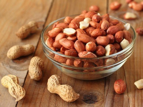 Đồng thời, hơi nước trong tủ lạnh sẽ làm cho hạt lạc dễ bị nẩy mầm, biến đổi chất dinh dưỡng vốn có. Chính vì vậy, bạn đừng bao giờ cho hạt lạc phơi khô vào trong tủ lạnh để bảo quản nhé. Phương pháp tốt nhất để bảo quản chúng là bạn nên cất ở nơi thoát mát không ẩm ướt và không bị nắng gắt chiếu vào.