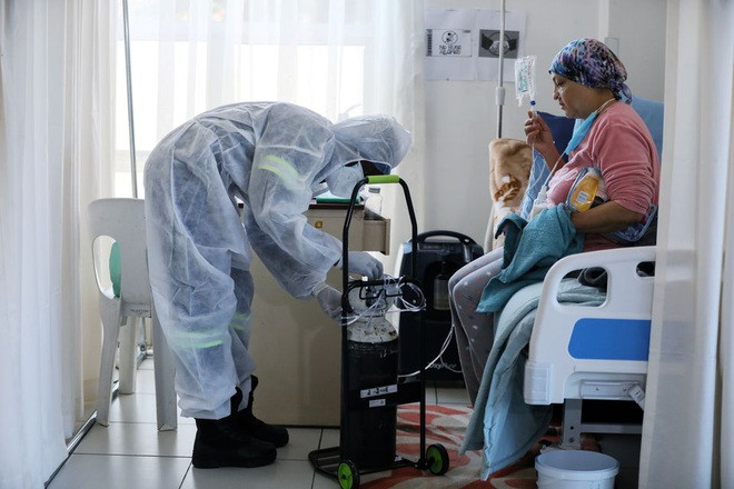 Cụ thể, Hội đồng nghiên cứu Y khoa Nam Phi đã tiến hành nghiên cứu các bệnh nhân mắc COVID-19 đang được điều trị tại bệnh viện ở Tshwane trong 2 tuần đầu tiên ghi nhận sự gia tăng số ca nhiễm biến chủng Omicron. Ảnh: Reuters.