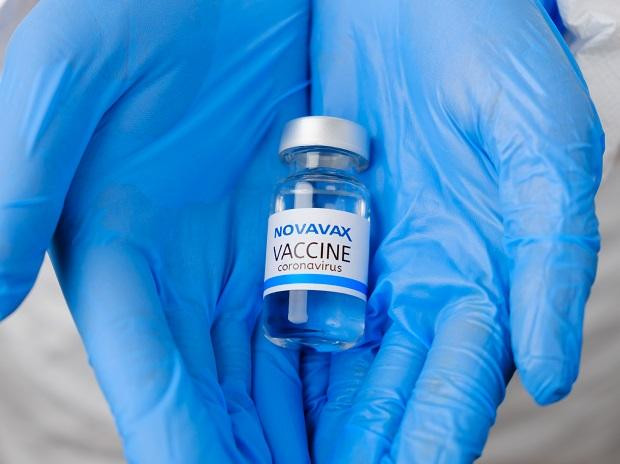 Cụ thể, vắc xin COVID-19 Novavax được phát triển dựa trên công nghệ tiểu đơn vị protein. Công nghệ này giúp đào tạo hệ thống miễn dịch chống lại COVID-19 thông qua một loại protein có chứa một phần mầm bệnh, mang lại một số lợi thế khác biệt so với các vắc xin khác. Ảnh: SS.