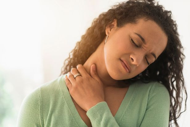 Bên cạnh việc gây đau hoặc yếu và tê ở cánh tay, vai và đôi khi là ngực, trong một số trường hợp, khối u có thể chèn ép vào mạch máu dẫn lên đầu, dẫn đến sưng tấy quanh mặt. Ảnh: Mirror.