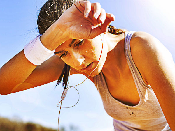 Bạn nên vệ sinh sạch sẽ những vị trí đổ mồ hôi, và lưu ý rằng chế độ ăn uống, môi trường và thuốc men đều ảnh hưởng đến mùi cơ thể của bạn. Ảnh: BS.