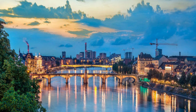 Thành phố Basel được coi là một trong những trung tâm văn hóa quan trọng nhất của Thụy Sĩ. Nơi đây tập trung nhiều nhà hát và viện bảo tàng.