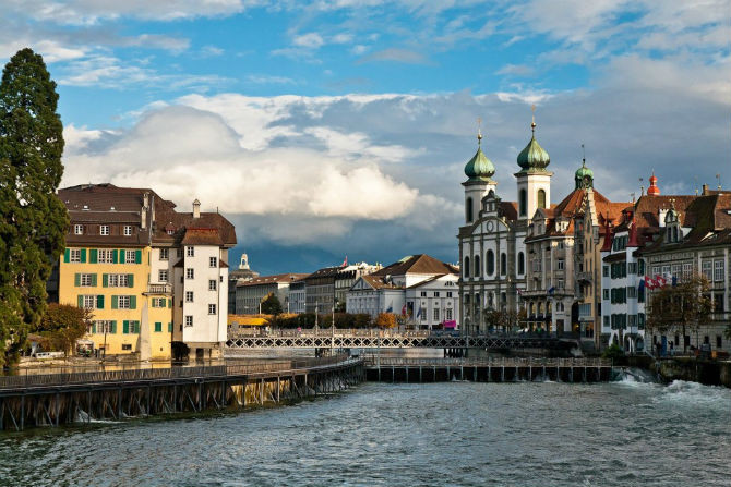 Lucerne là một thành phố nhỏ của Thụy Sĩ với dân số chỉ khoảng 80 nghìn người. Lucerne được coi là một trong những thành phố đẹp nhất thế giới và có nhiều điểm du lịch nổi tiếng như cây cầu Chapel được xây dựng từ thế kỷ 14 và tháp Water.