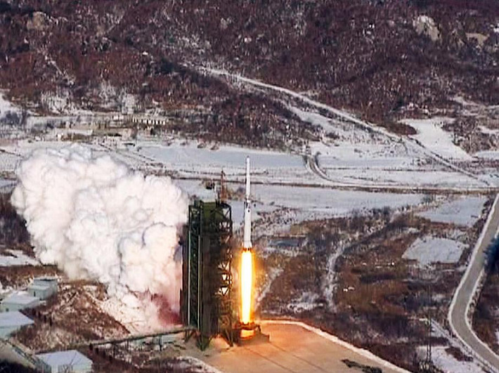Bức ảnh chụp từ video của KCNA công bố ngày 12/12/2012 cho thấy vụ phóng tên lửa Unha-3 của Triều Tiên tại một bãi phóng ở Cholsan, Bắc Pyongan.