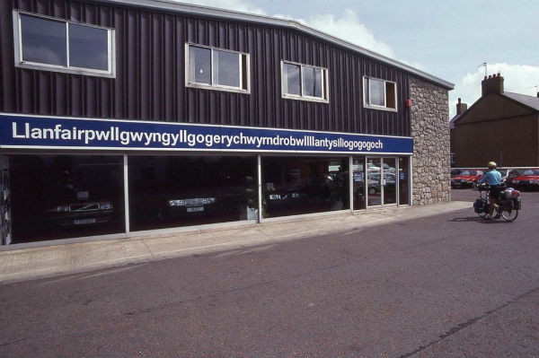 Thị trấn Lanfairpwllgwyngyllgogerychwyrndrobwllllantysiliogogogoch ở Wales là thị trấn có tên dài nhất thế giới.