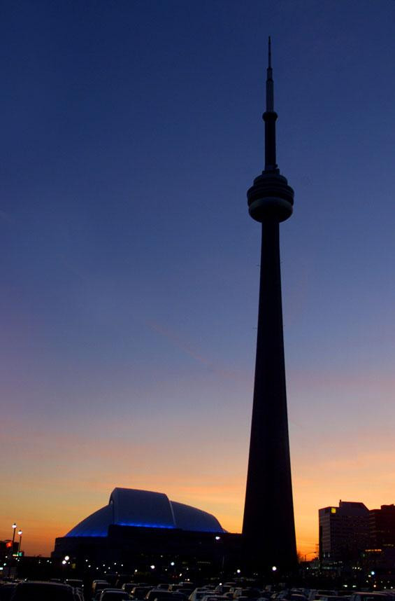 Tháp CN Tower ở Toronto (Canada) cao 553 mét là công trình cao nhất thế giới trong 32 năm (1975-2007). Tháp CN Tower thu hút 2 triệu khách du lịch mỗi năm.