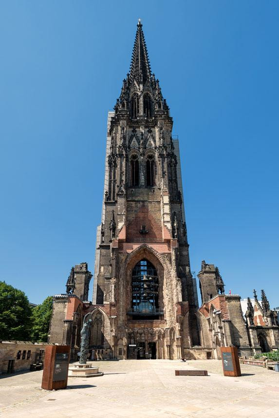 Nhà thờ St Nicholas ở Hamburg, Đức, cao 147 mét được hoàn thiện vào năm 1874 và trở thành tòa nhà cao nhất thế giới trong khoảng thời gian 1874-1976.