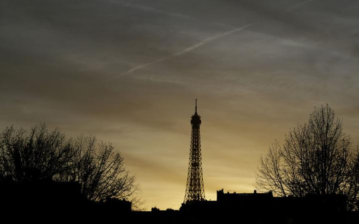 Công trình cao nhất thế giới trong khoảng thời gian từ 1889-1930 là tháp Eiffel ở thủ đô Paris (Pháp), với chiều cao 300 mét. Tháp Eiffel thu hút khoảng 7 triệu lượt du khách mỗi năm.