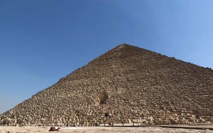 Kim tự tháp Giza ở Ai Cập cao 146 mét giữ kỷ lục là công trình cao nhất thế giới trong khoảng thời gian từ năm 2560 trước Công nguyên tới năm 1311 sau Công nguyên. Đây là kỳ quan của thế giới cổ đại duy nhất còn tồn tại.