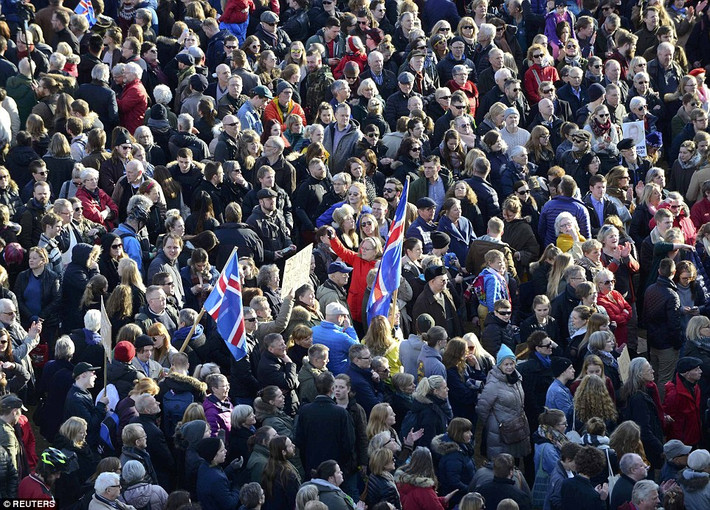 Đám đông người biểu tình Iceland tập trung tại trung tâm Reykjavic. Có thể nói, vụ scandal Hồ sơ Panama là sự kiện đang khiến chính quyền Iceland chao đảo.