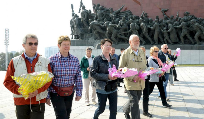 Nhiều người tới đặt hoa tưởng niệm ở tượng đài cố Chủ tịch Kim Il-sung và con trai của ông, Kim Jong-il, ngày 15/4.